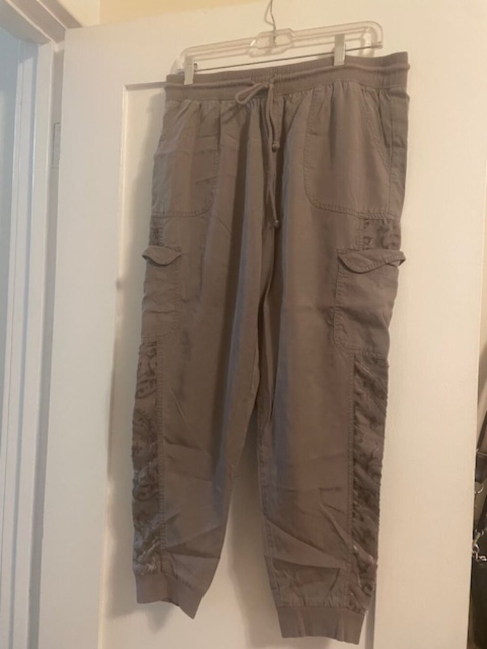 Cropped lightweigh joggers w/ velvet accent